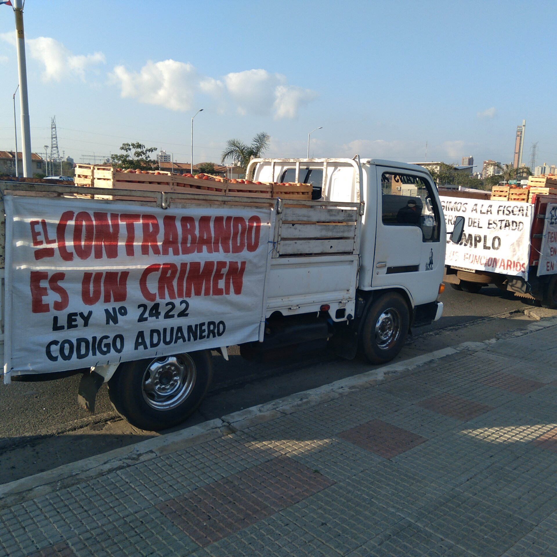 Manifestación de industriales y productores en la Costanera de Asunción, en repudio al contrabando. Foto: @Clarymv