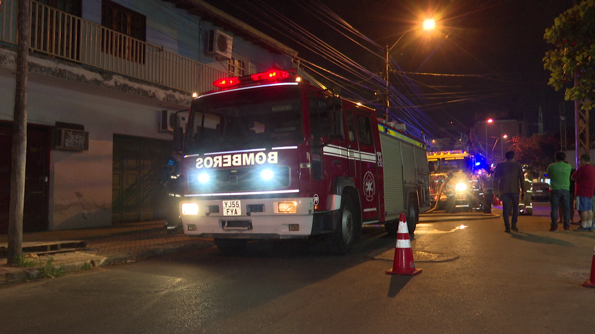 Un incendio de gran magnitud consumió por completo una carpintería ubicada en el barrio Villa Morra de Asunción.