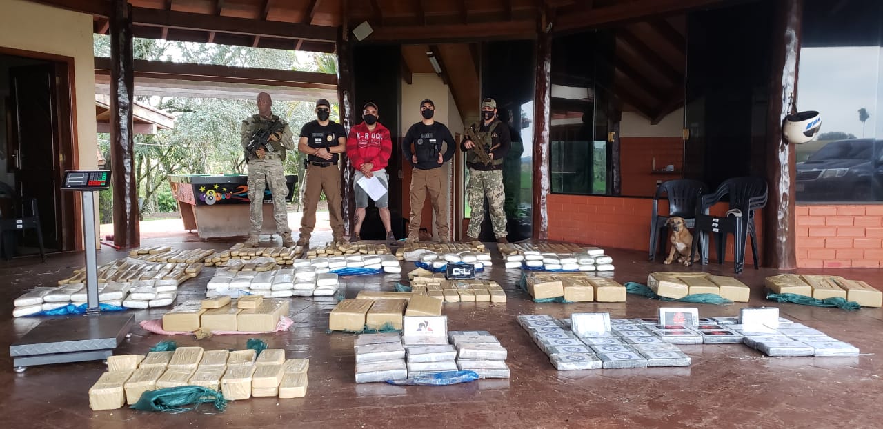 En la oportunidad se incautó al menos 310 kilos de cocaína y un cargamento de marihuana, cuyo peso aún se desconoce. Foto: @senad_paraguay