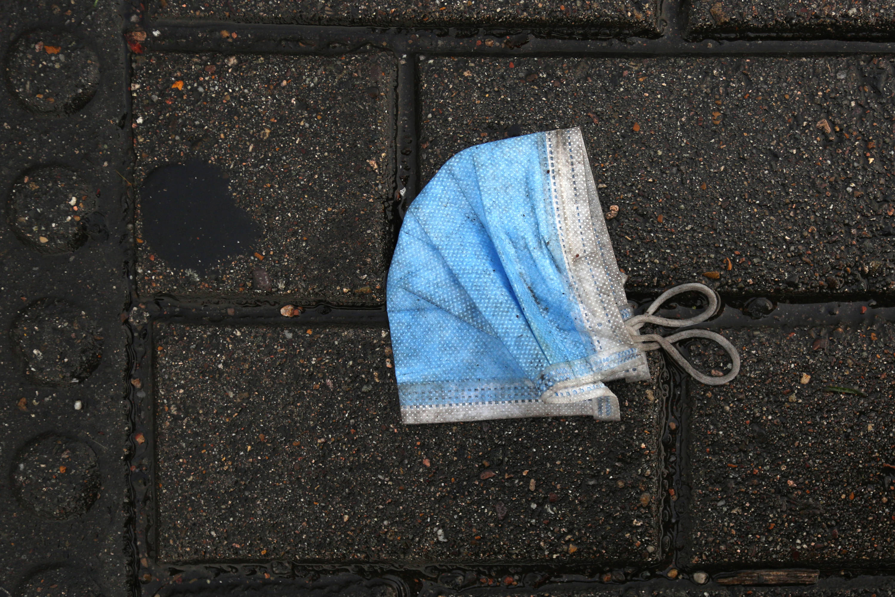 La propuesta de ordenanza pretende sancionar y multar a quienes arrojan tapabocas y guantes a las calles. Foto: Foto: César Melgarejo/CEET