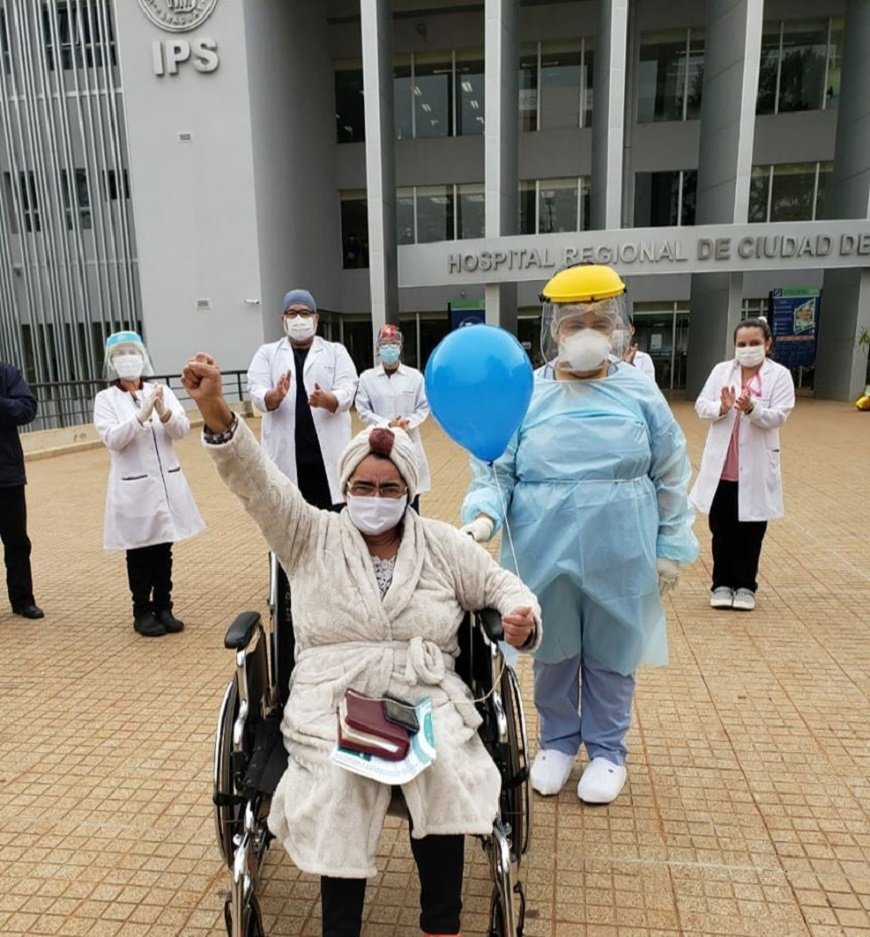 Paciente festeja su alta frente al hospital integrado de IPS en Ciudad del Este.