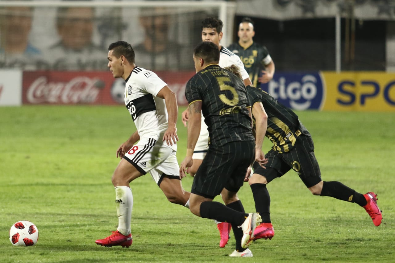 Jugadores de Guaraní y Olimpia corriendo detrás de la pelota.