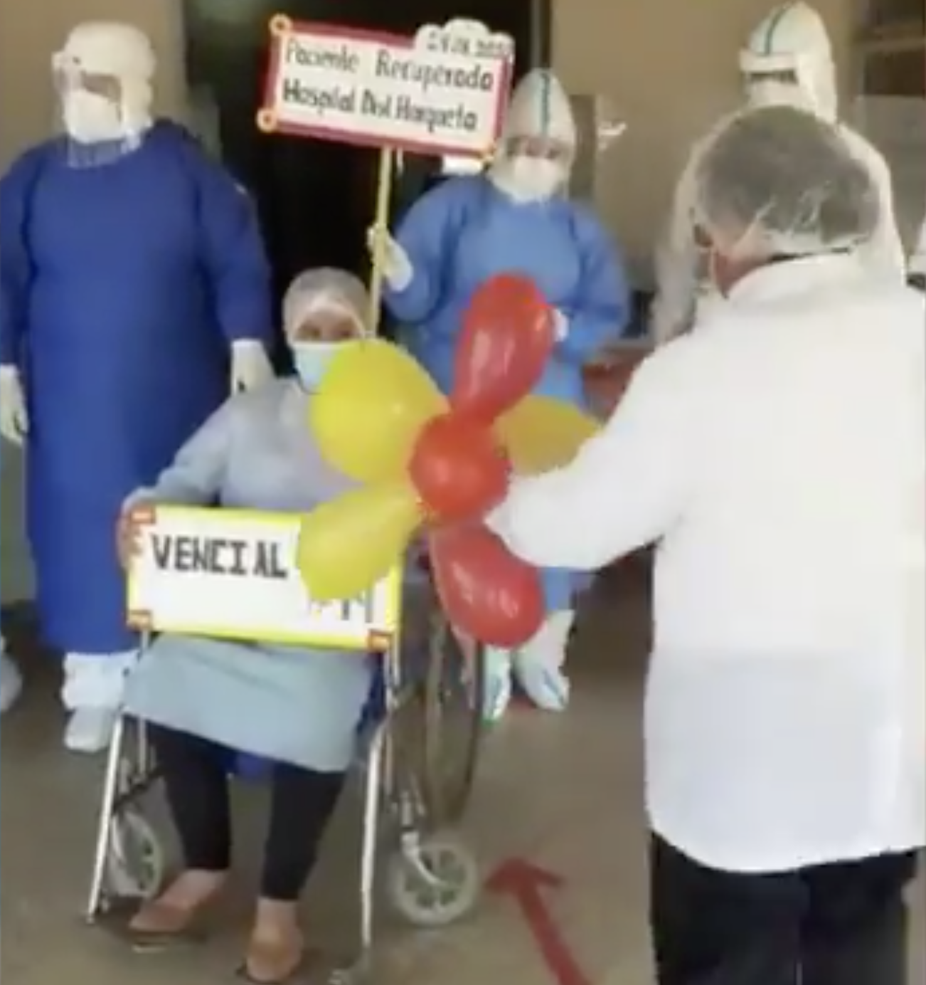 Captura de video de paciente embarazada siendo despedida por personal de blanco de Horqueta.