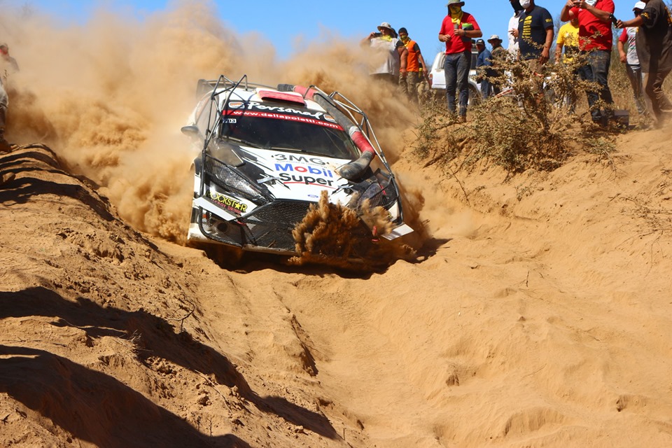 Automóvil compitiendo en el transchaco rally