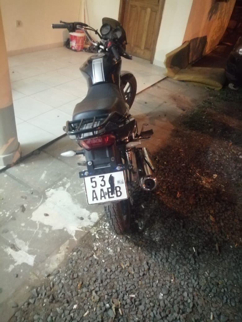 A bordo de esta motociclista se desplazaban los presuntos descuidistas. Foto: Gentileza
