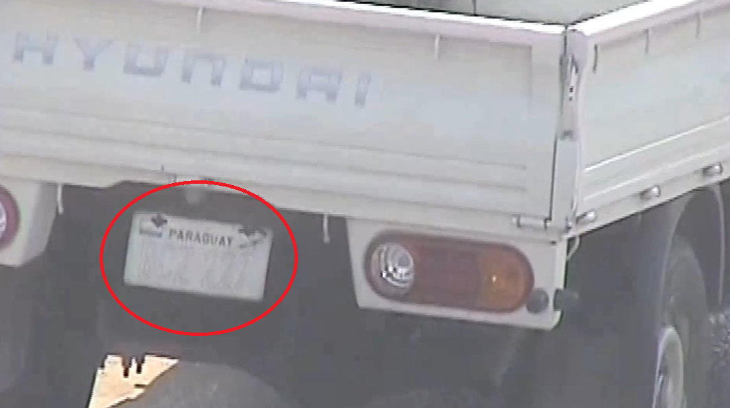 El conductor de un pequeño camión fue identificado como Aurelio Raúl Núñez. La chapa del vehículo sería BCZ 227. Foto: Captura de video