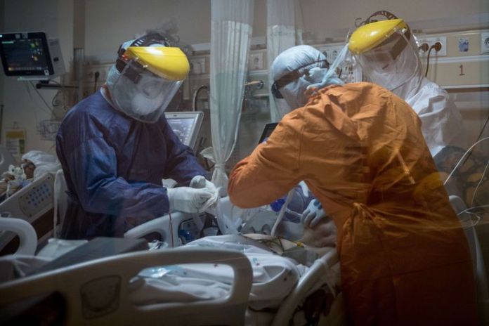 Médicos trabajando en terapia intensiva.