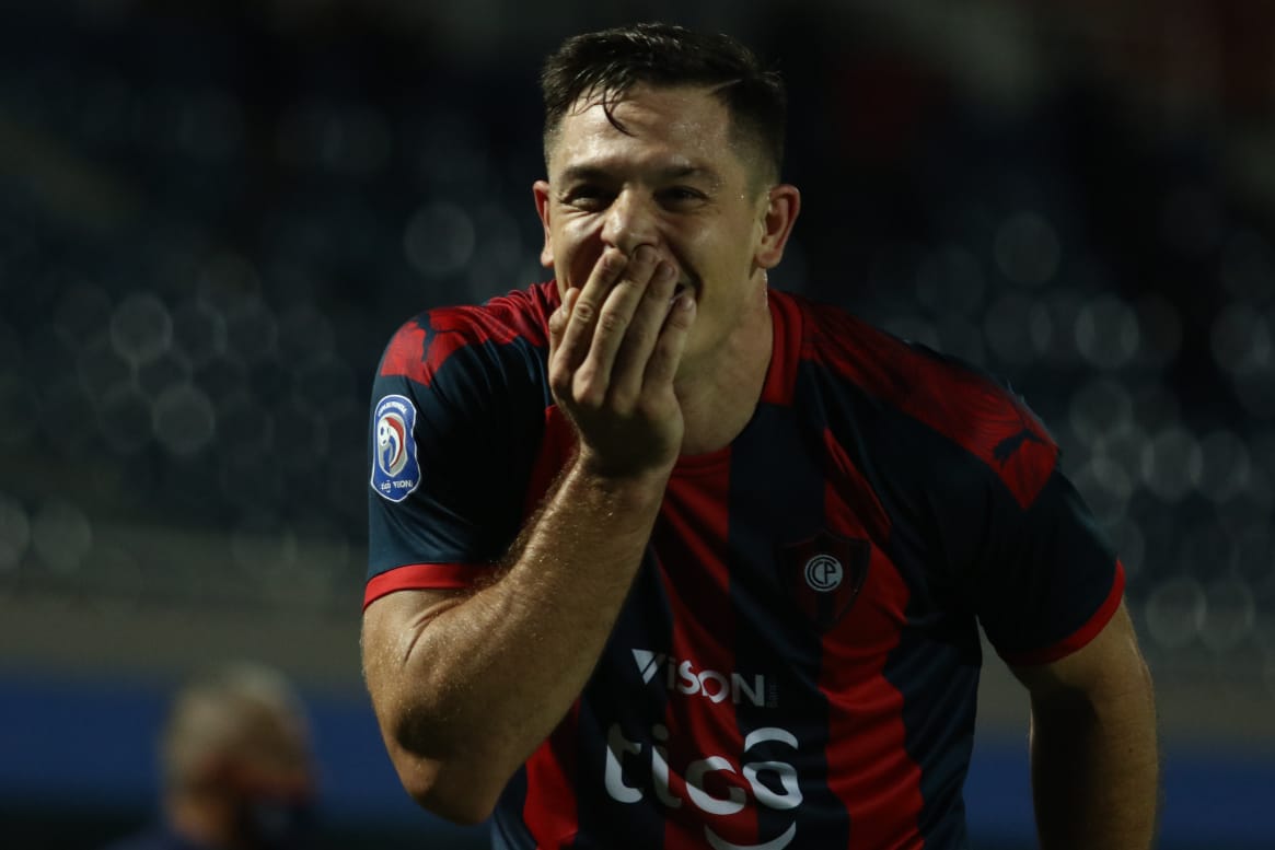 Diego Churín festejando la victoria de Cerro Porteño.