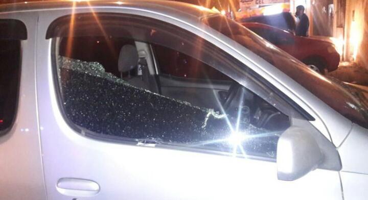 Los delincuentes atacaron a balazos el automóvil de la víctima. Foto: Gentileza