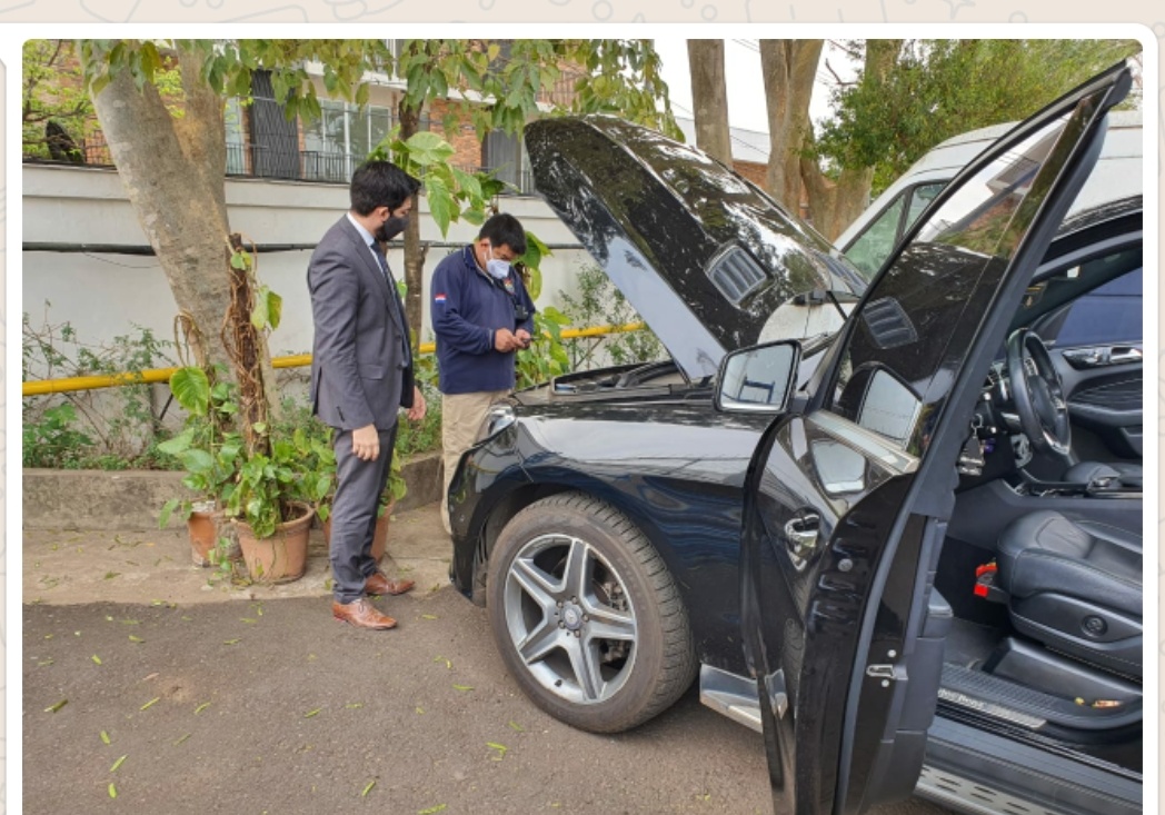 Fiscales intervinientes tomando nota de la incautación de la camioneta.