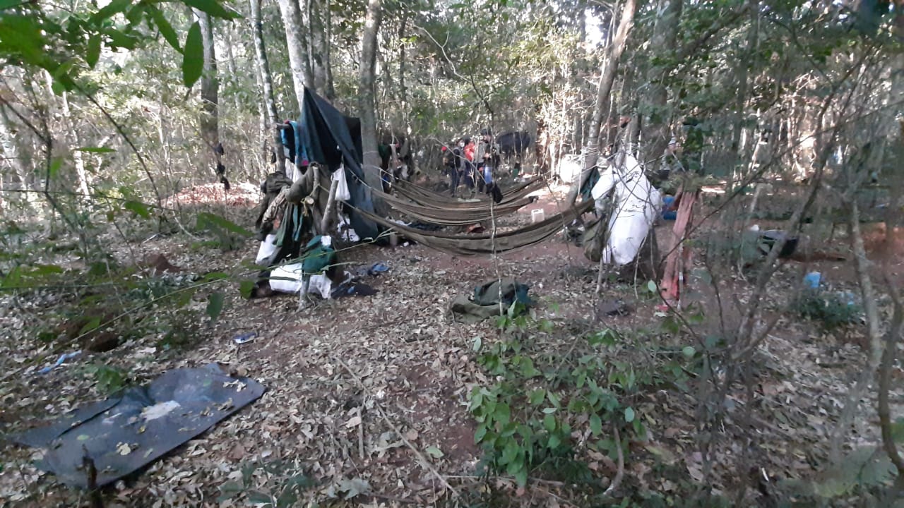 Campamento del EPP hallado en el monte.