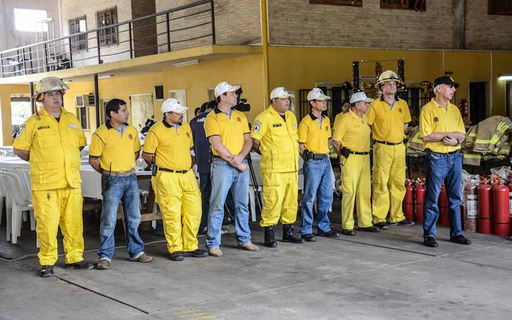 Bomberos amarillos posando.