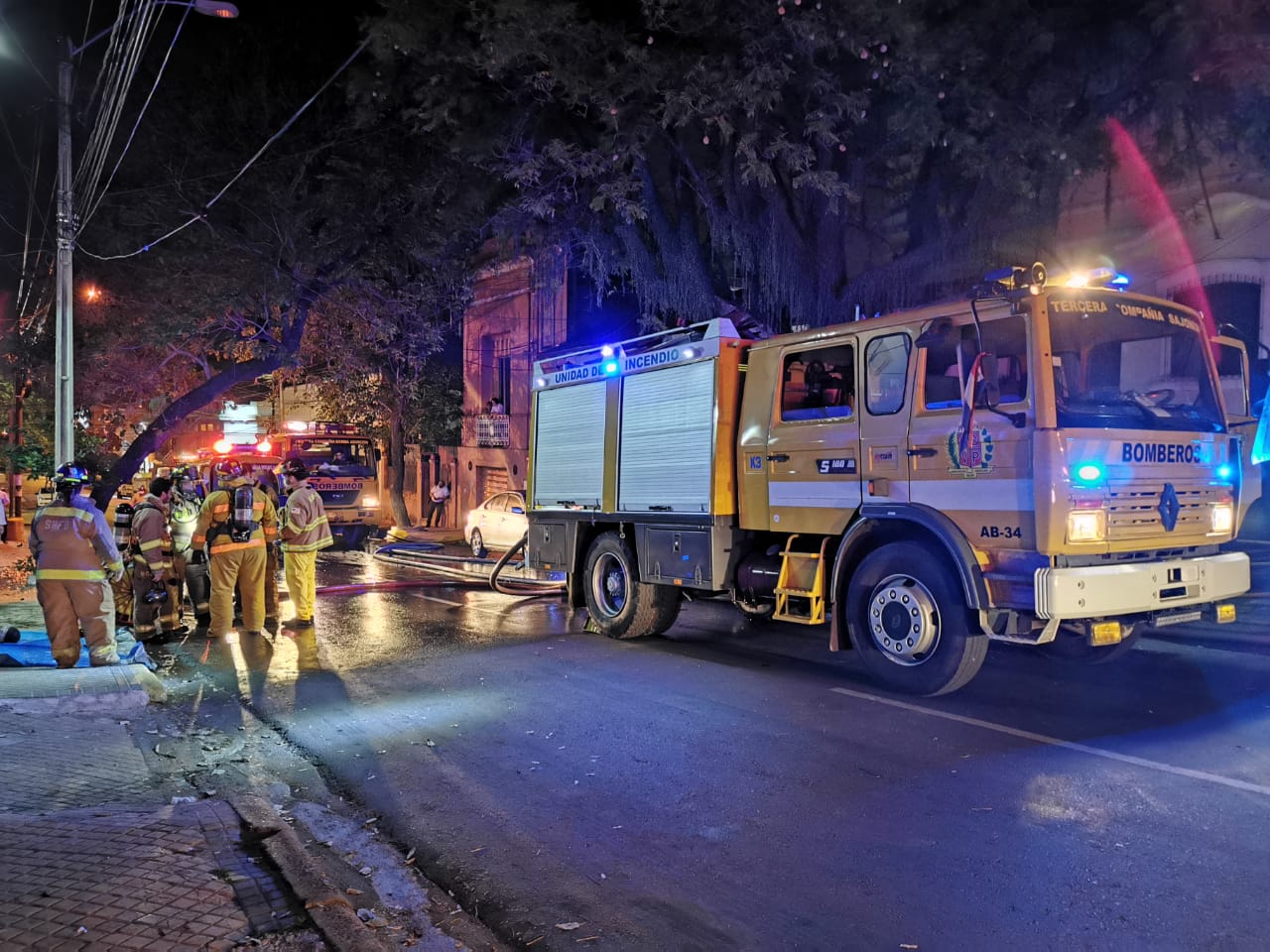 Varias compañías de bomberos voluntarios acudieron hasta las oficinas del MUVH para sofocar las llamas. Foto: @BomberosK3