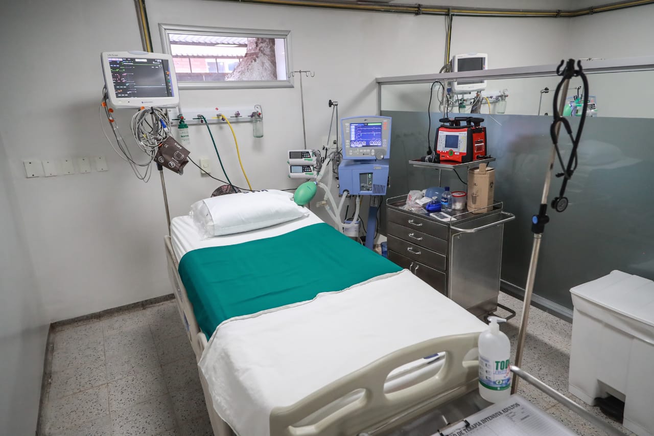 Cama de terapia intensiva con respirador.