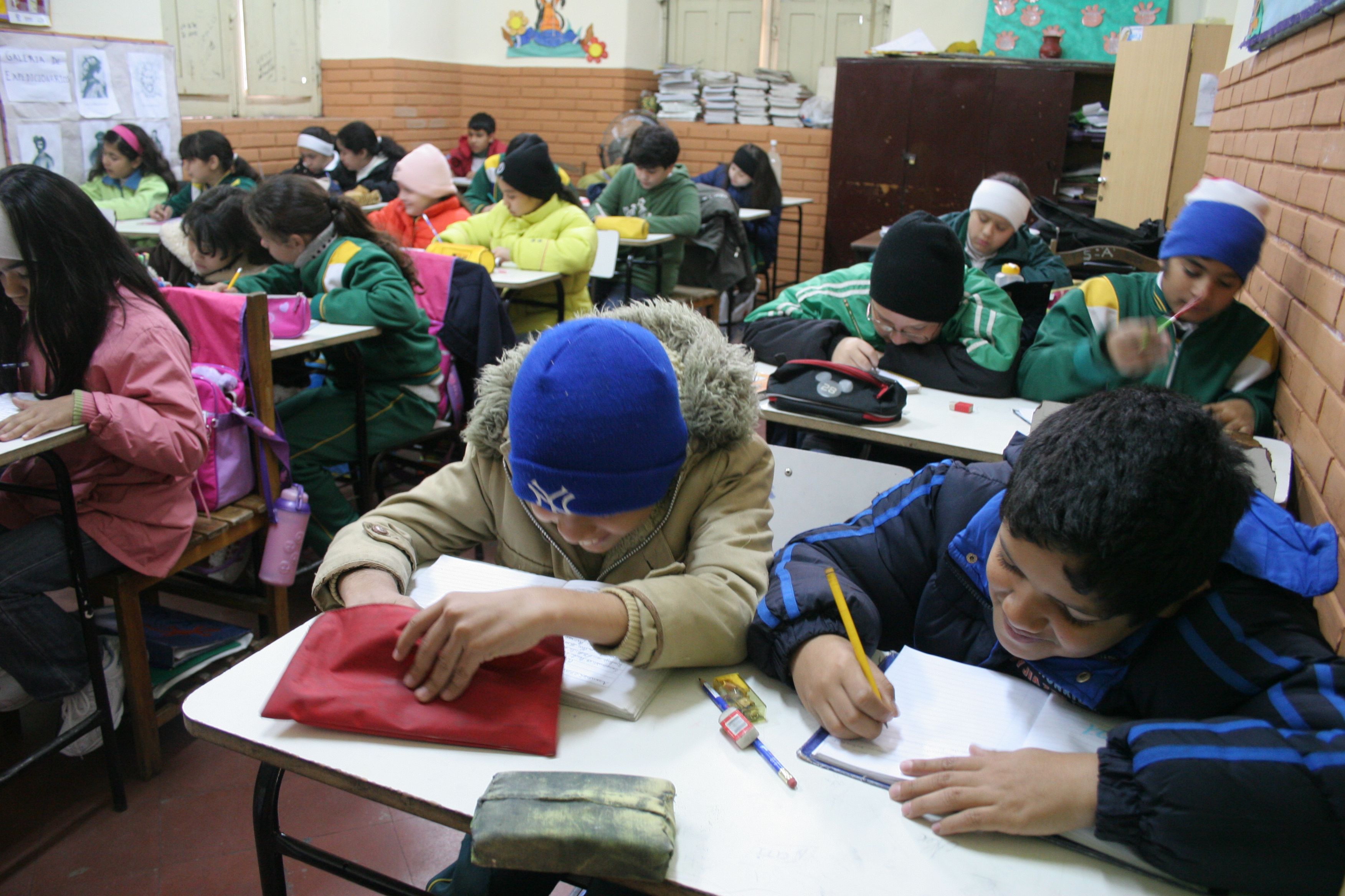 Foto referencial. Estudiantes trabajando en un aula.