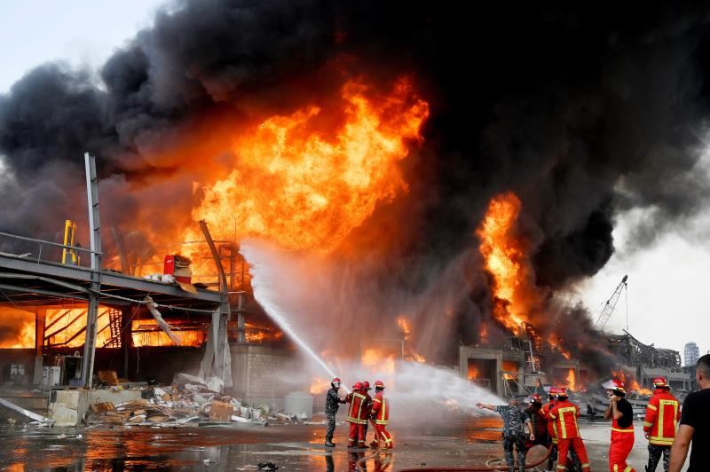 Enorme incendio vuelve a sacudir el Puerto de Beirut