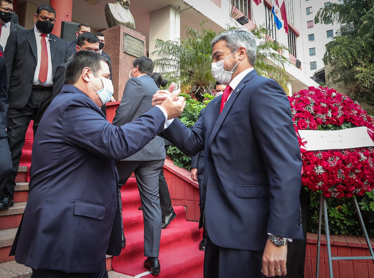 Saludo entre Mario Abdo y Horacio Cartes, principales referentes del partido. Foto: Gentileza