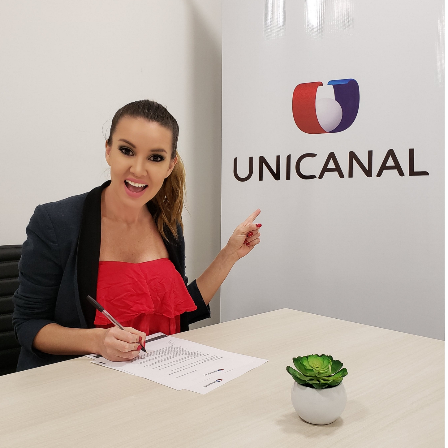 Dallys Ferreira durante la firma de contrato con Unicanal. Foto: Unicanal