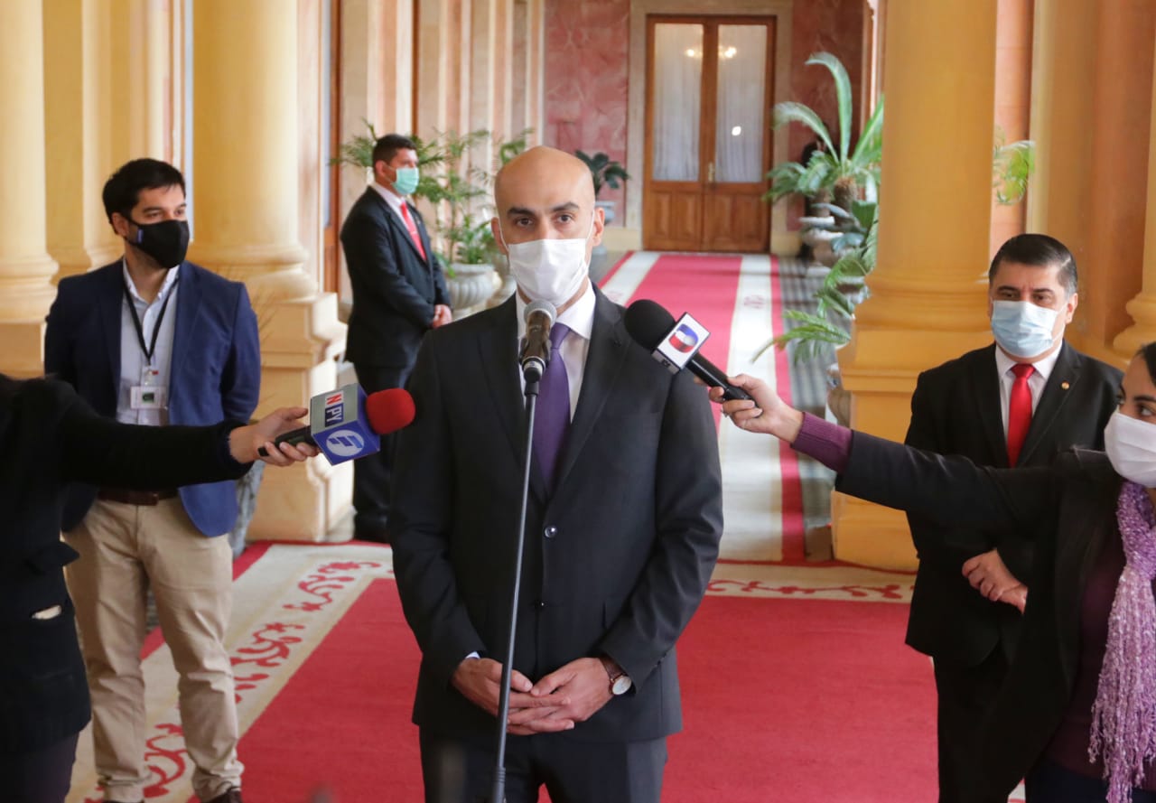Ministro de Salud, Julio Mazzoleni, en conferencia de prensa.
