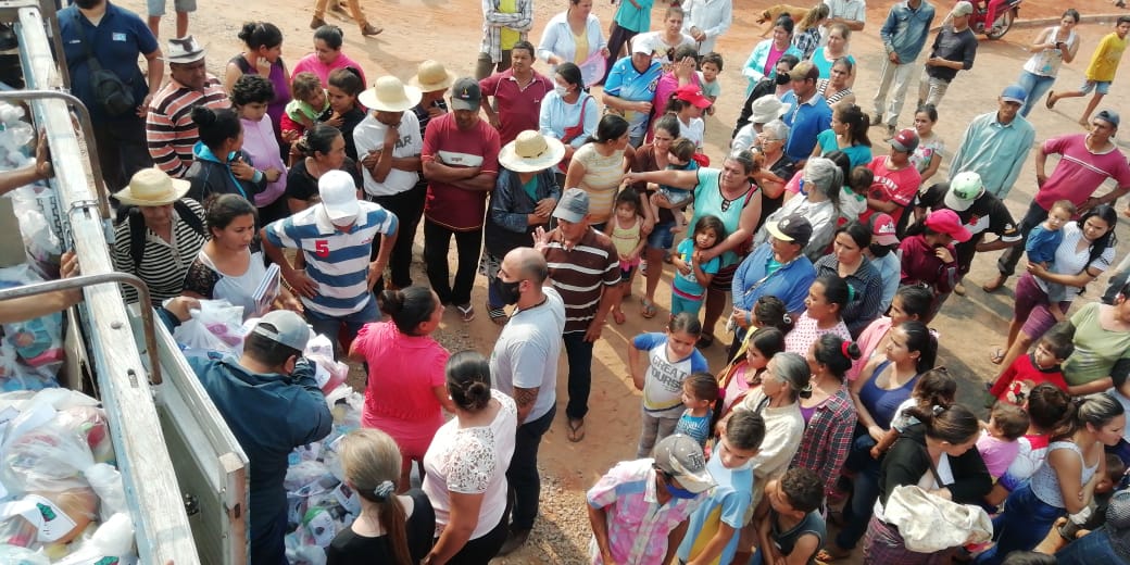 Miembros del núcleo 3 de Arroyito se acercaron a recibir donaciones.
