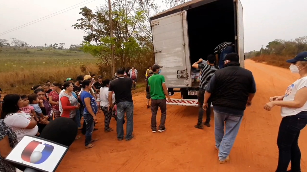 Pobladores de San Pedro recibieron víveres por parte de la familia Denis. Foto: Captura de video / Lorenzo Agüero, corresponsal Grupo JBB.
