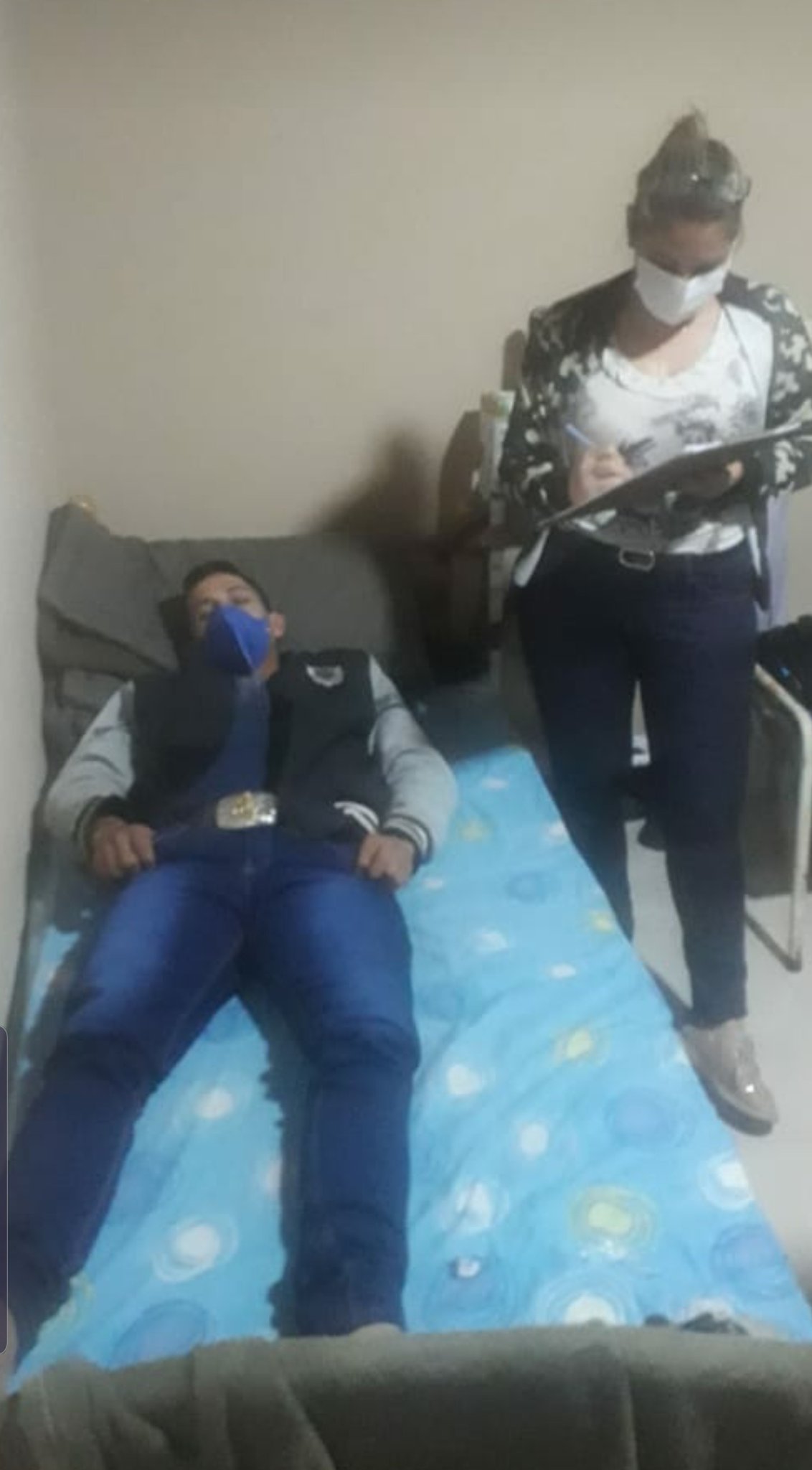 El joven Adelio Mendoza al momento de ser inspeccionado por psicólogos forenses del Ministerio Público, tras su liberación. Foto: @MinPublicoPy