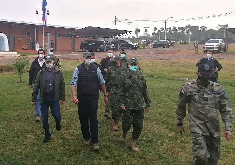 Presidente Abdo escoltado por militares, llegando a la base de operaciones de la FTC.