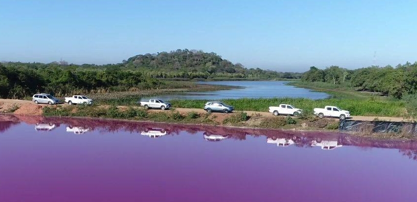 La Laguna Cerro en uno de los sectores posee un color rojo y fétido olor, demostrando la alta contaminación del cauce hídrico. Foto: MADES
