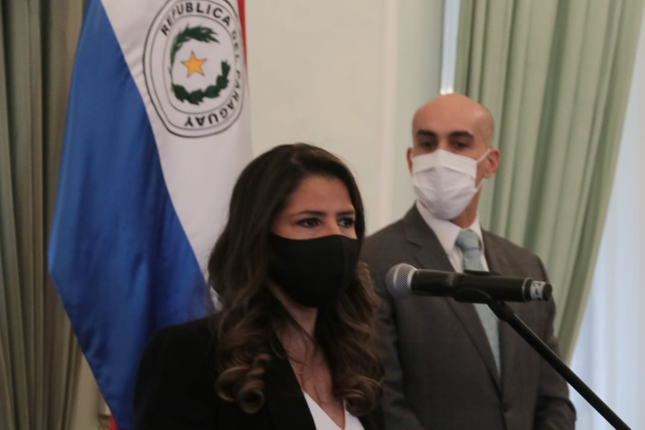 Cecilia Pérez, ministra de Justicia, junto al Dr. Julio Mazzoleni, ministro de Salud. Foto: Gentileza