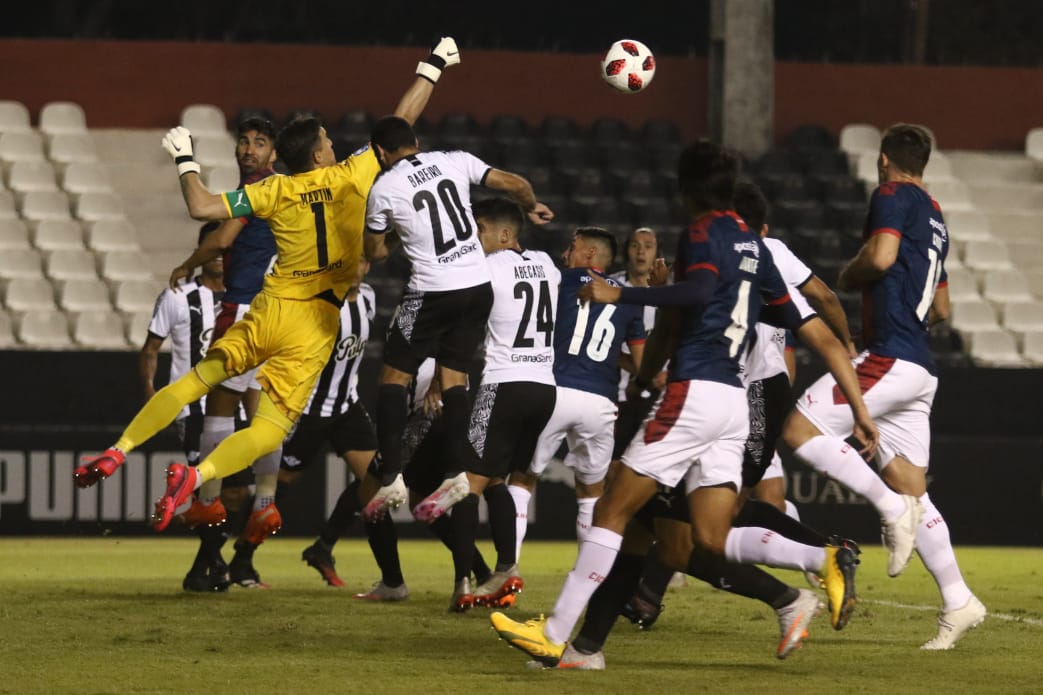 Jugadores de Libertad y Cerro Porteño en la cancha.
