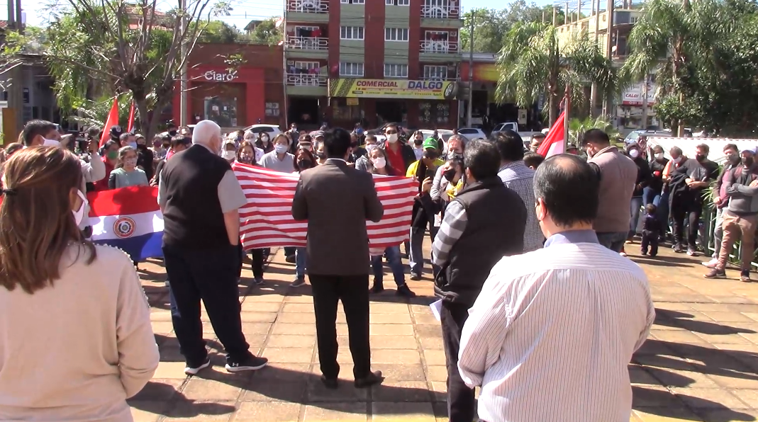 Comerciantes de Encarnación se manifestaron exigiendo la pronta apertura de la frontera con Argentina. Foto: Captura de Pantalla / Javier Cantero, corresponsal de la zona del Grupo JBB.