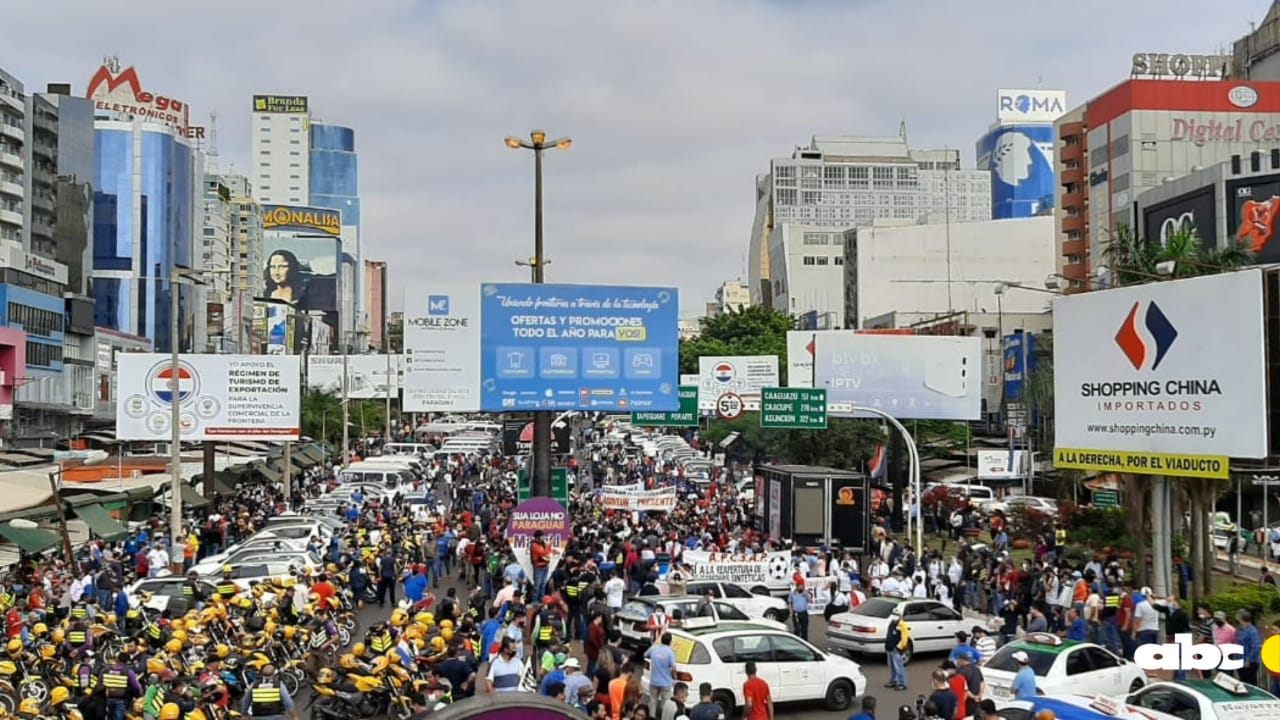 Esta mañana se llevo a cabo una importante manifestación en la zona comercial de Ciudad del Este. Foto: Carlos Sánchez, corresponsal del Grupo JBB.
