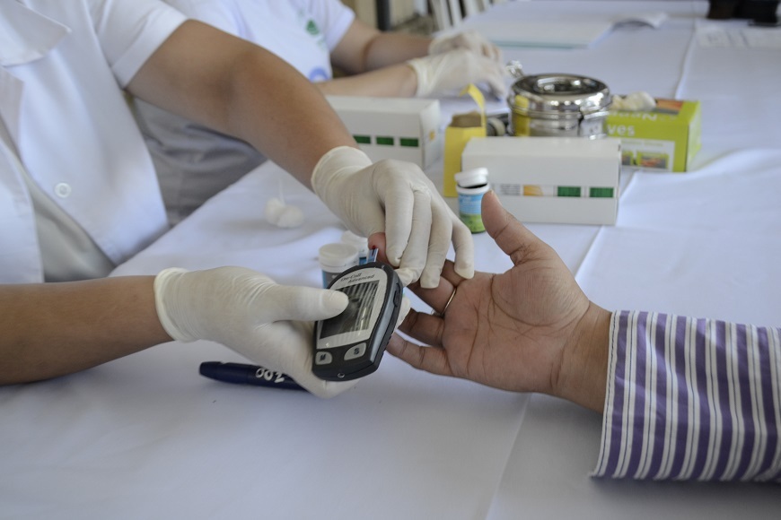 El riesgo de desarrollar una forma grave de Covid-19 aumenta en personas con diabetes y obesidad. Foto: Ministerio de Salud.