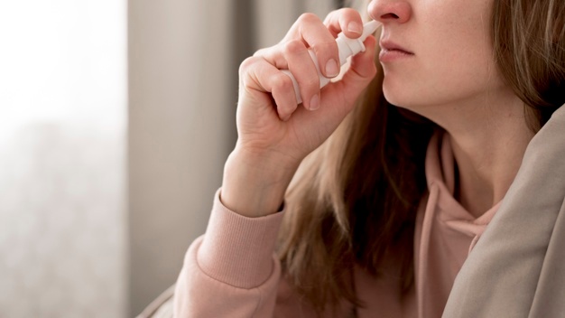 Foto ilustrativa. Persona haciéndose la medicación en spray para la alergia.