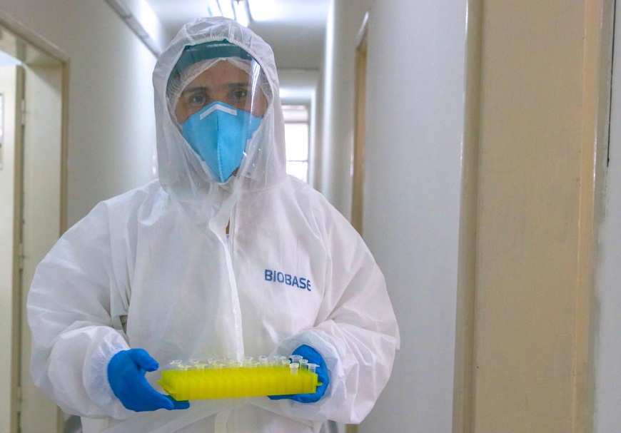 Personal de salud vistiendo el traje de protección.