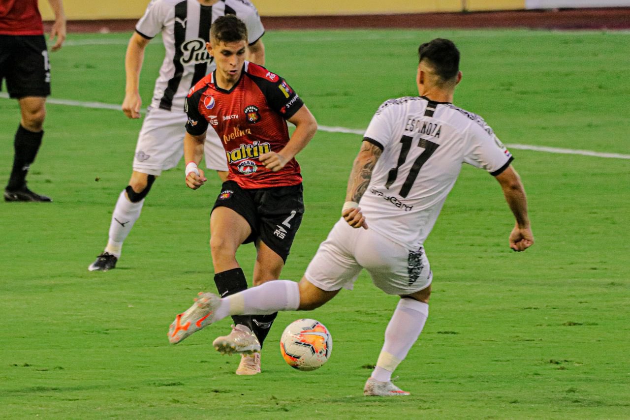 Matias Espinoza, jugador de Libertad, en el momento del gol.