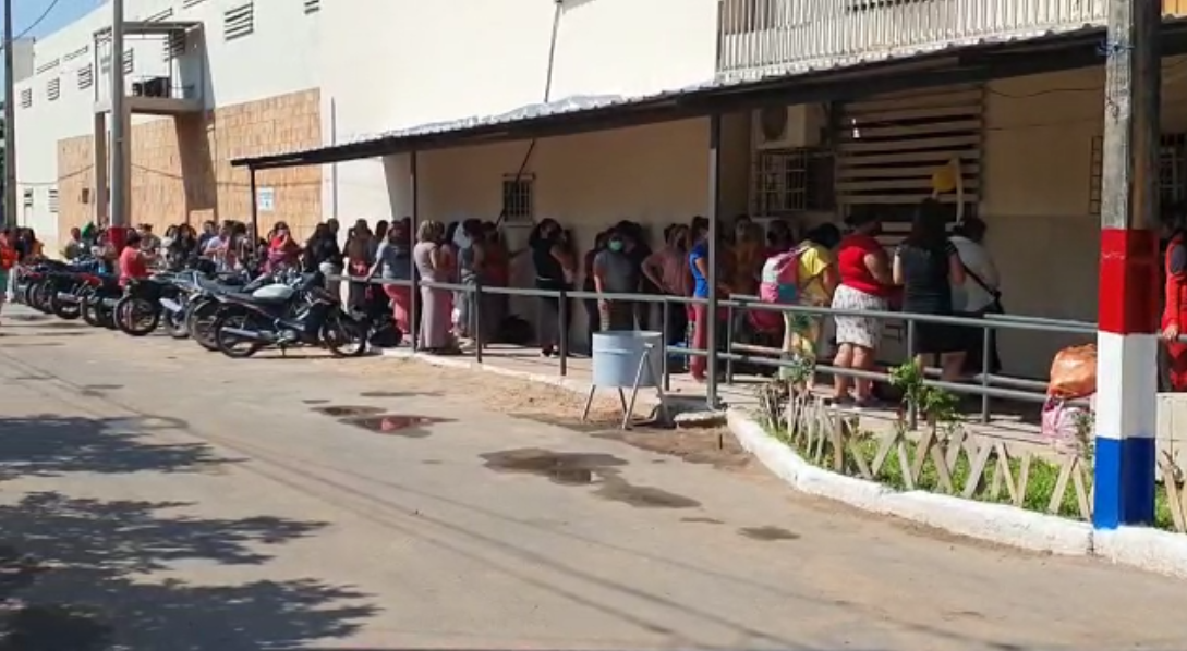 Una gran cantidad de personas se observa en las filas frente al Penal de Tacumbú, aguardando el ingreso. Foto: Captura de video / Óscar Lovera, cronista del Grupo JBB.