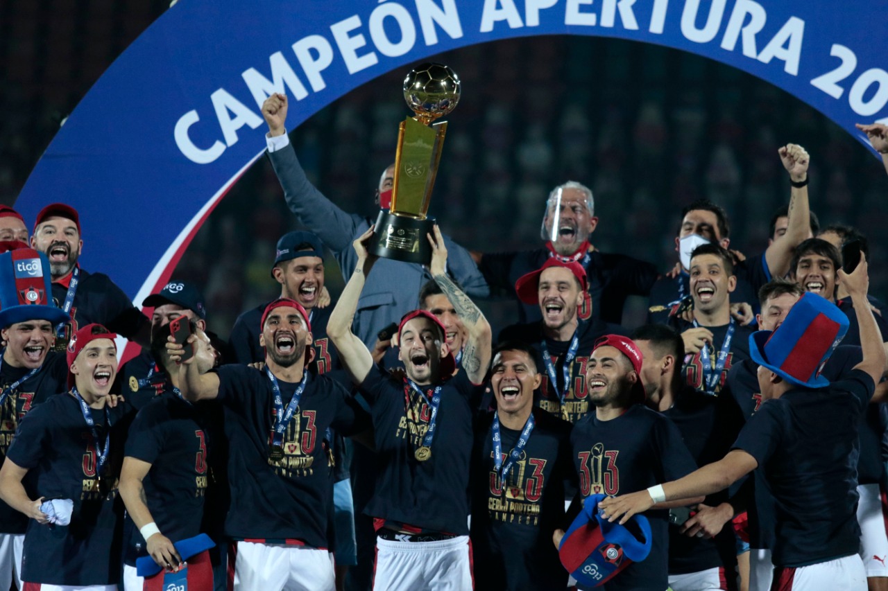 Jugadores de Cerro Porteño durante el festejo de campeones.