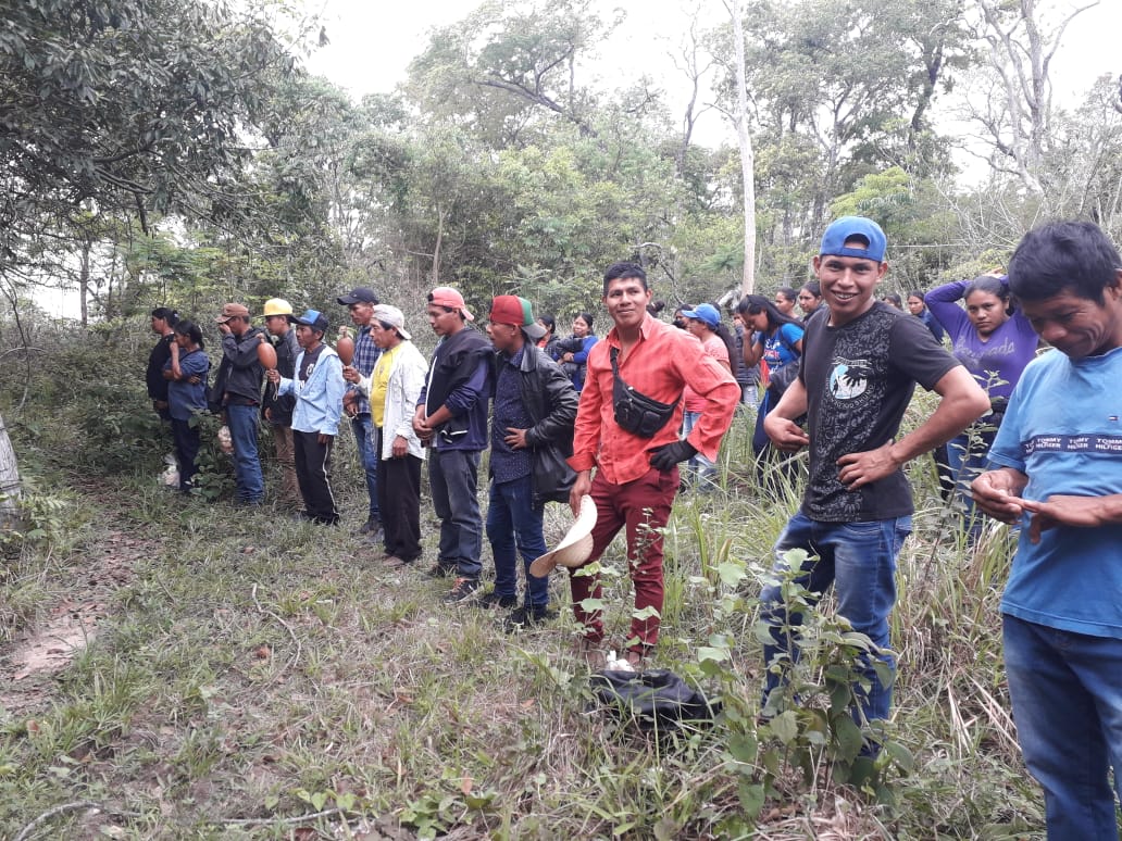 Miembros de comunidad Pãi Tavyterã a punto de ingresar al monte.