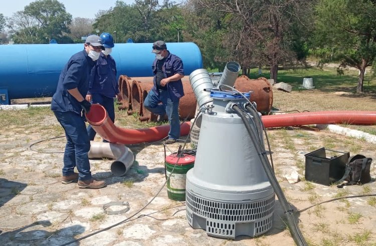 Instalan bombas de succión de emergencia para garantizar provisión de agua potable