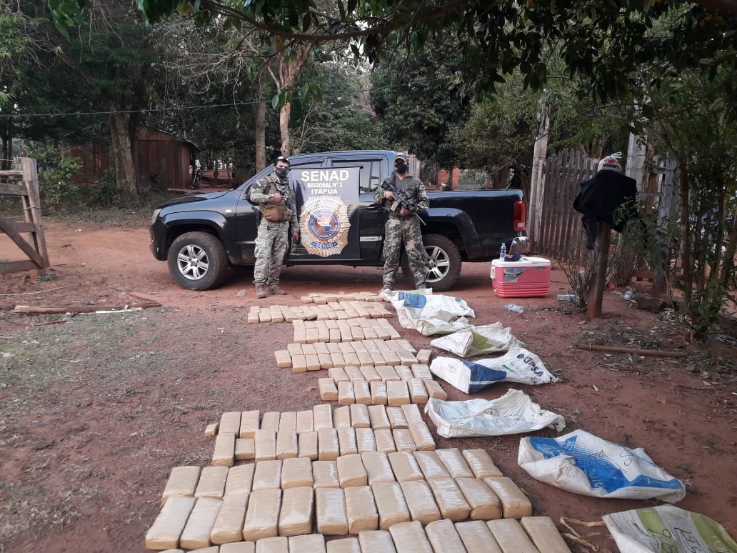 El depósito de drogas fue encontrado oculto en la Reserva San Rafael. Foto: SENAD.