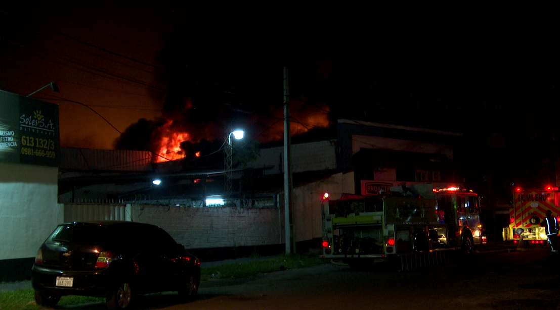Las llamas alcanzaron varios metros de altura y amenazaron a las viviendas aledañas. Foto: Captura de pantalla - Unicanal.