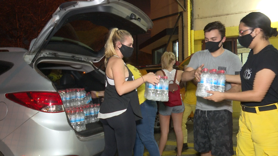 Varios ciudadanos por iniciativa propia se acercaron hasta los cuarteles de bomberos con donaciones. Foto: Unicanal.