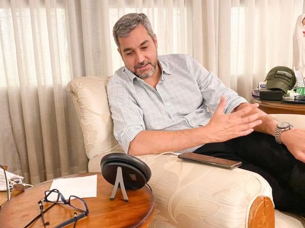 Presidente Mario Abdo Benítez hablando por teléfono con Jair Bolsonaro.