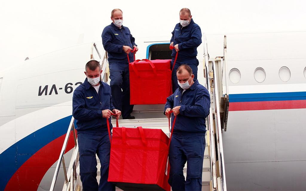 Lotes de vacunas siendo descendidas del avión proveniente de Rusia.