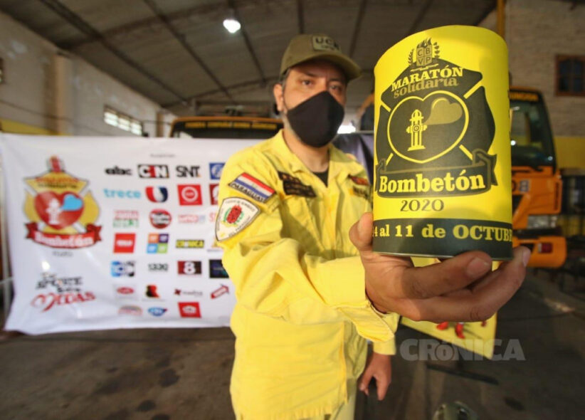 Bombero sosteniendo alcancía de la colecta 2020.