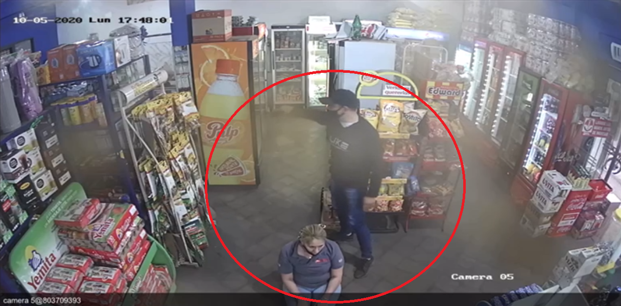 Los delincuentes actuaron con violencia y amenazaron con arma de fuego a los presentes. Foto: Captura de pantalla.