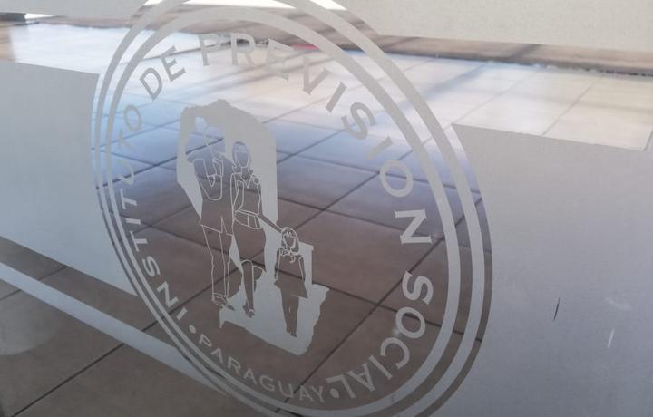 Logo del IPS en la puerta.