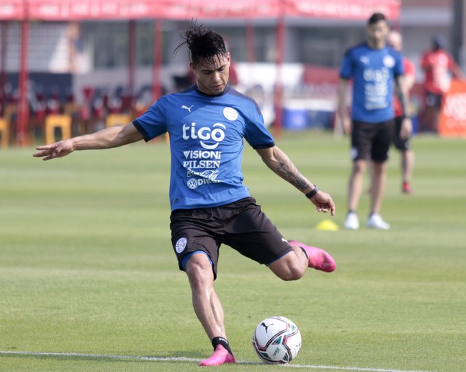 Santiago Arzamendia dio positivo al Covid-19 por lo que no estará presente en los dos primeros partidos de la Albirroja. Foto: @Albirroja