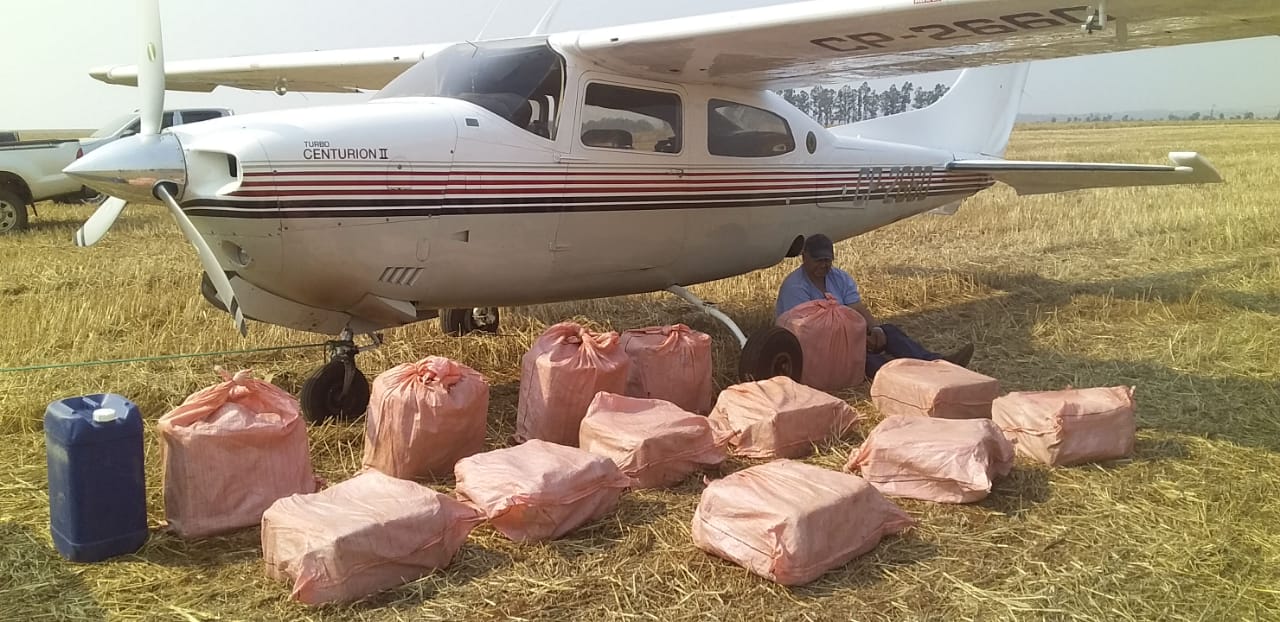Avioneta detenida por la Senad, con la carga de cocaina distribuida en bolsas.